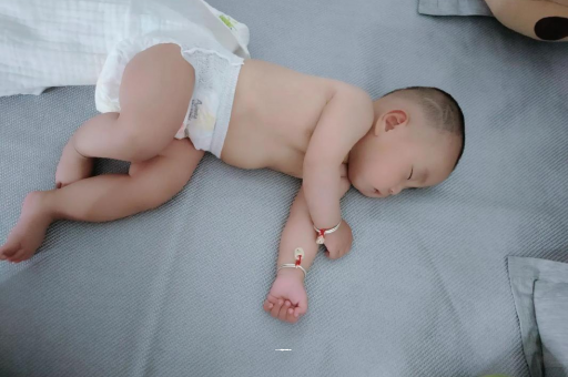 黔东几个月宝宝会抬头